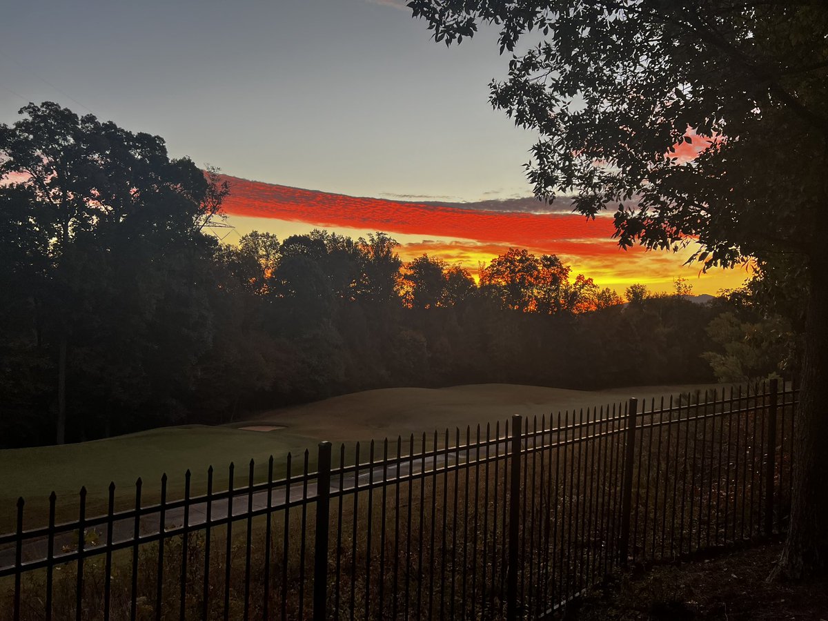 LilyGarofalo89's tweet photo. Such a beautiful sunrise my mom sent me from back home in Georgia! #APR325 https://t.co/LwOe8B2VI5