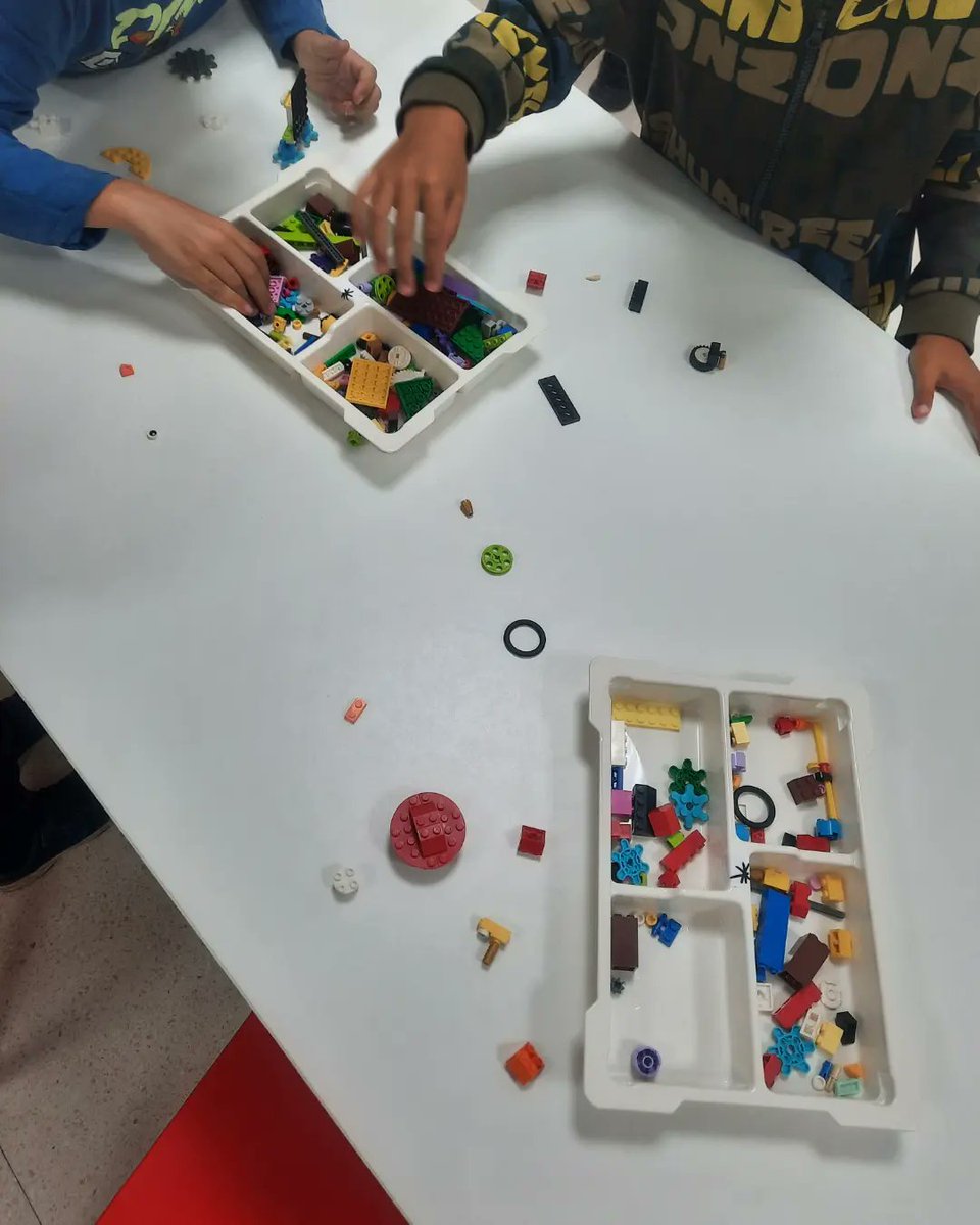 AFIM21_alm's tweet photo. Lanza y ¡Gol!🎉
Hoy en el taller de Lego hemos aprendido sobre piñones, cremalleras, palancas...  a la vez que echábamos unos penaltis 🏒
Pero también hemos tenido un rato para crear variopintas criaturas listas para nuestro próximo y terrorífico taller 🎃
#conectarjugando https://t.co/sKR2rkemfs