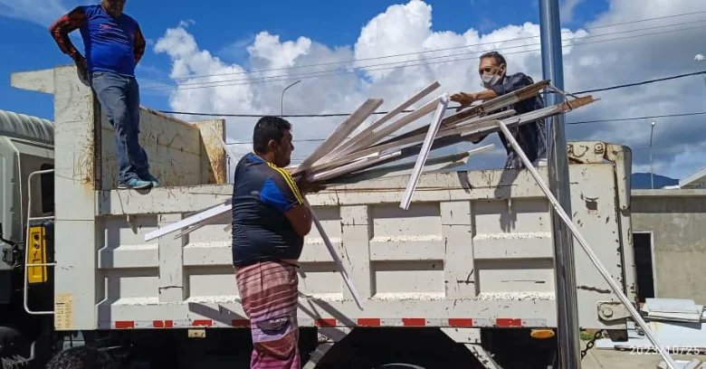 GMBNBT_NE's tweet photo. #25Oct23
Limpieza general y recolección de desechos mixtos en el Urbanismo Luisa Cáceres de Arismendi, mcpio Mariño. Beneficiando a todas las familias de dicho sector 

#SomosTricolor 
#MppopNE 

@NicolasMaduro @1x10buengob_ne @delcyrodriguezv @NestorLReverol @GRaulparedes https://t.co/SEARonZjrl