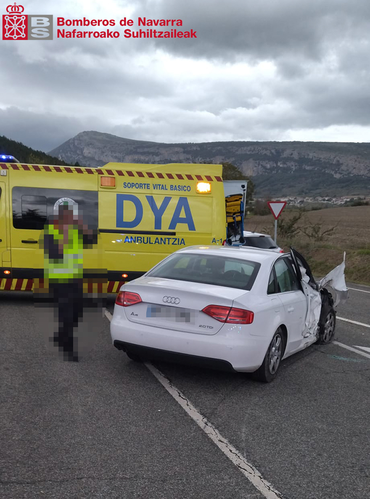 bomberos_na's tweet photo. Intervenimos la tarde del #miércoles en la NA-7015 a la altura de #Larraya (#Cizur) en una colisión entre un coche y un microbús escolar con dos personas trasladadas al Hospital Universitario de #Navarra
#ParqueCordovilla
#ASVB
@NavarraGC https://t.co/gHf8JHe5Qi