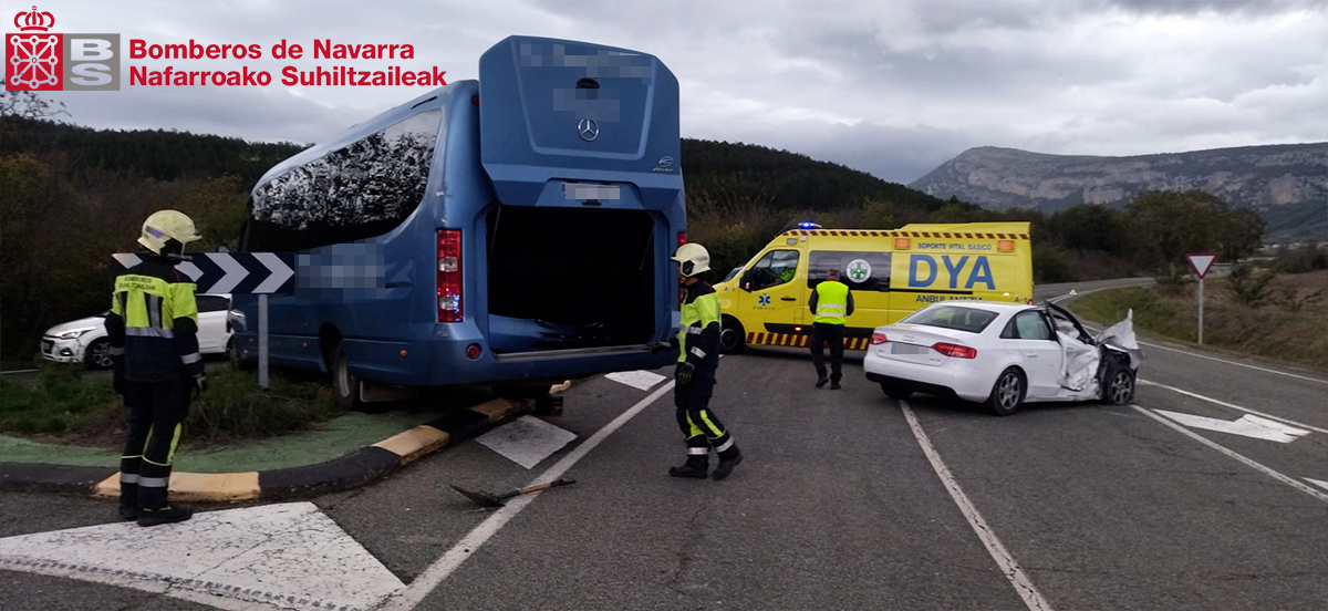 bomberos_na's tweet photo. Intervenimos la tarde del #miércoles en la NA-7015 a la altura de #Larraya (#Cizur) en una colisión entre un coche y un microbús escolar con dos personas trasladadas al Hospital Universitario de #Navarra
#ParqueCordovilla
#ASVB
@NavarraGC https://t.co/gHf8JHe5Qi