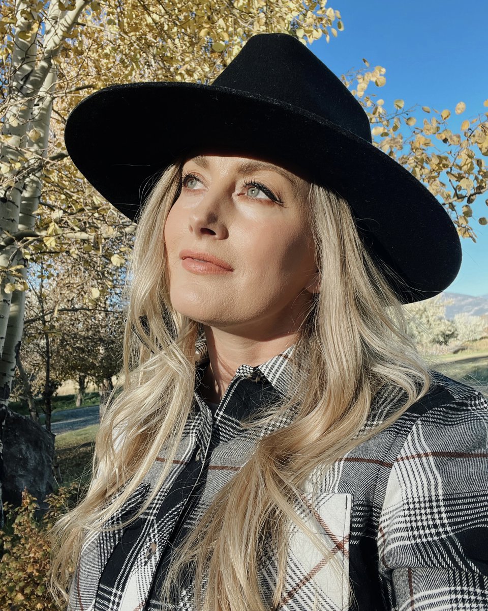 StephanieQuayle's tweet photo. It's flannel season baby! I love this time of year and absolutely love having these new pieces from @BassProShops to elevate my fall wardrobe this season. You can grab the #NaturalReflections line here so we can match! https://t.co/UUDfhVVxAG
#ad #montana #fallstyle #fallfashion #western #countrymusic #flannelfest