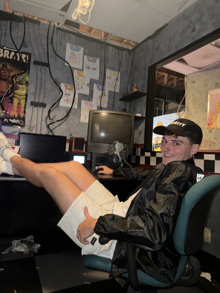 Joocie_'s tweet image. I became a security guard in the new in real life fnaf video, go watch on the socks channel or Freddy will eat you