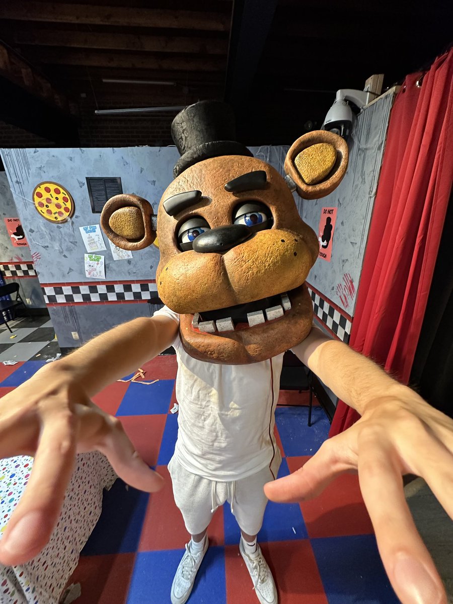 Joocie_'s tweet image. I became a security guard in the new in real life fnaf video, go watch on the socks channel or Freddy will eat you