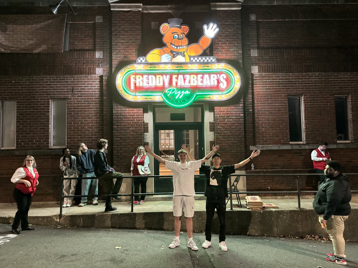 Joocie_'s tweet image. I became a security guard in the new in real life fnaf video, go watch on the socks channel or Freddy will eat you