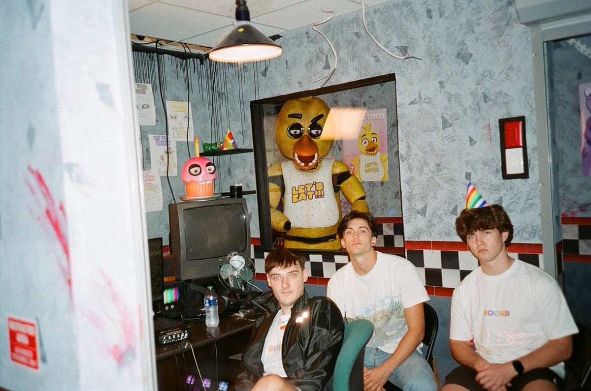 Joocie_'s tweet image. I became a security guard in the new in real life fnaf video, go watch on the socks channel or Freddy will eat you