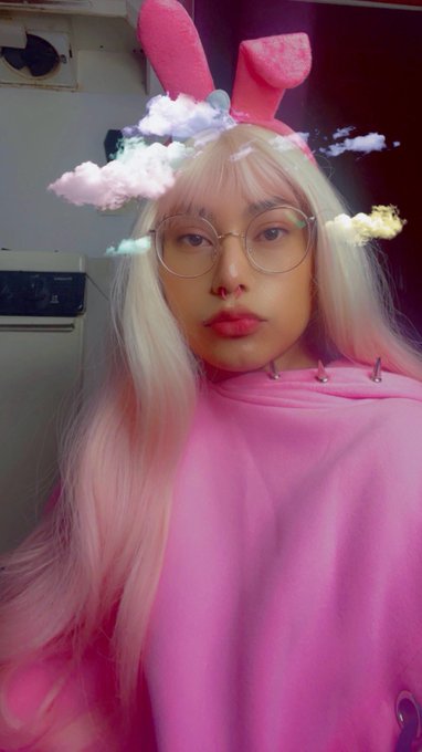 I look mad ⇎_⇎ but I promise I&rsquo;m not! ⊙﹏⊙ I&rsquo;m happy (づ｡◕‿‿◕｡)づ https://t.co/rEpXO0209w
