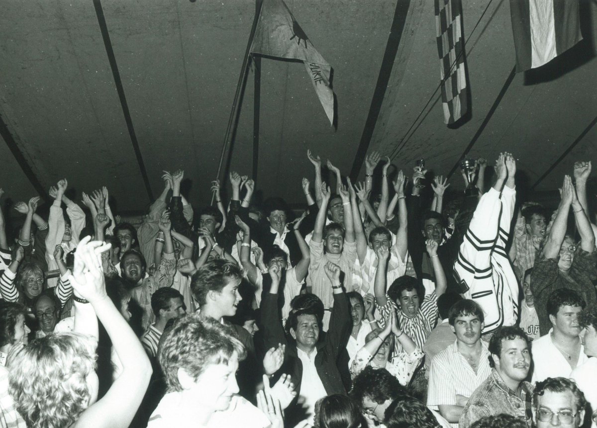 Brabantsfaam's tweet photo. Wat een ontlading! Terug naar 1987. Ook deze foto’s en nog veel meer zijn op de vernieuwde website van BF te bekijken. #brabantsedag https://t.co/sXjn1yApVb