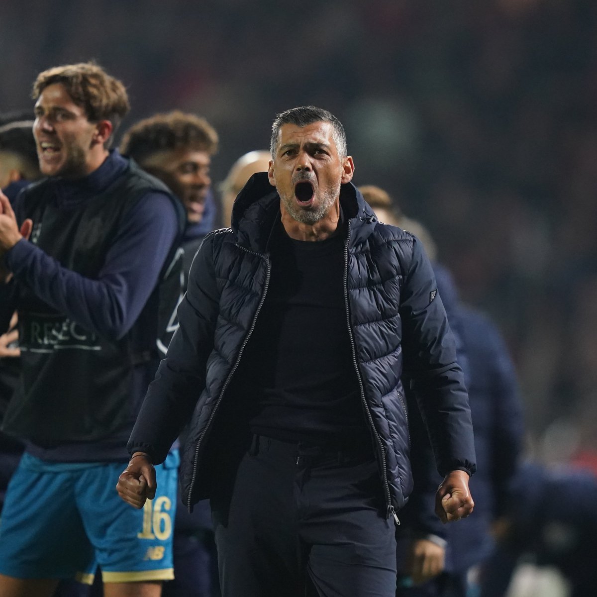 FCPorto's tweet photo. 💪💪 @CoachConceicao 🤩

#RAFCFCP #UCL https://t.co/2Fp80gfX4w