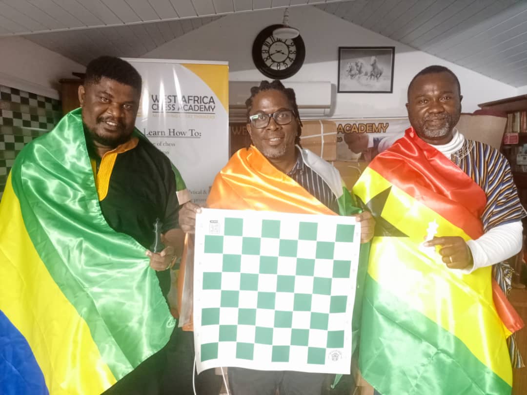 Moi de la Côte d'Ivoire 🇨🇮, au centre de la photo, en compagnie d'autres Ambassadeurs de <a href="/thegiftofchess/">The Gift of Chess</a> . 
A ma gauche Pissama Piscass, Ambassadeur pour le Gabon🇬🇦
A ma droite, Rev. Charles Tandoh, Ambassadeur pour le Ghana 🇬🇭.
Promouvoir le jeu d'échecs par le don de matériel.