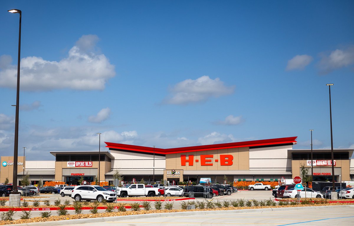 Today, we opened our newest store, <a href="/HEB/">H-E-B</a> Manvel! The 106,000-square-foot store has many conveniences and services H‑E‑B is known for plus the first True Texas BBQ restaurant south of Houston. 

newsroom.heb.com/h-e-b-manvel-o…