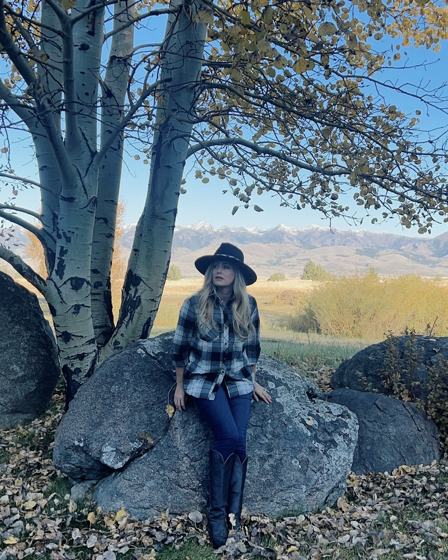 StephanieQuayle's tweet photo. It's flannel season baby! I love this time of year and absolutely love having these new pieces from @BassProShops to elevate my fall wardrobe this season. You can grab the #NaturalReflections line here so we can match! https://t.co/UUDfhVVxAG
#ad #montana #fallstyle #fallfashion #western #countrymusic #flannelfest