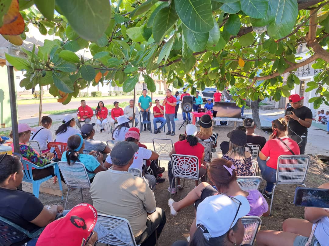 PsuvBrion's tweet photo. En el Municipio Brión, el Partido Socialista Unido de Venezuela se encuentra desplegado en la conformación de las UPPAZ para garantizar la Paz, está ves acompañado del Organizador del PSUV Miranda, Genkerve Tovar quien oriento la metodología y las reflexiones necesarias https://t.co/UO7ztk5558