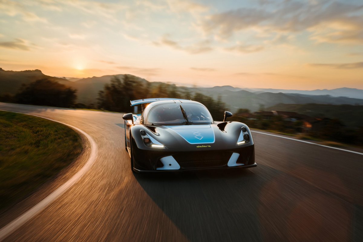 JessicaZufferli's tweet photo. Una mia foto scattata per Dallara è stata scelta dall’azienda per diventare una gigantografia rappresentativa al #MotorValley 🤩 

#dallara #dallarastradale https://t.co/QoTzyelsAa