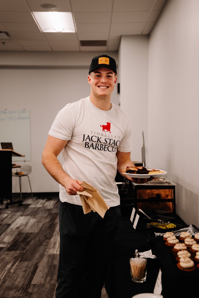 WildcatNIL's tweet photo. Last week, Will Howard (@whoward_) and the entire offensive line were treated to a feast by @jackstackbbq.
Much like the OL takes care of Will on the field, Will takes care of the OL off the field!
#WildcatNIL x #JackStackBBQ https://t.co/6FibcKViVT