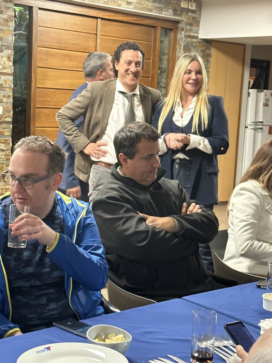 impulsociudad_'s tweet photo. Gran reunión de compañeros y vecinos del @municipio.ch acompañados por el diputado @danielmartinezescames y de el Director Nacional de  en Ministerio de Transportes y Obras Publicas, @santiago_borsari 

Juntos unidos para sumar y multiplicar compromiso y responsabilidad. https://t.co/iKC27TeFxb