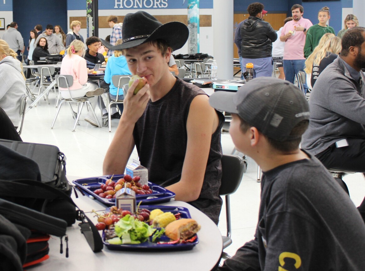 USDA_FNA's tweet photo. #FarmtoSchoolMonth in WV continues! Administrator Long, @SchoolLunch President, @WVDeptofAg Kent Leonhardt &amp; @WVEducation joined local officials &amp; Philip Barbour HS students for a “WV Wednesday” lunch of mostly locally sourced fruits, veggies &amp; hamburgers on scratch-made buns! https://t.co/6OYr8dFvky