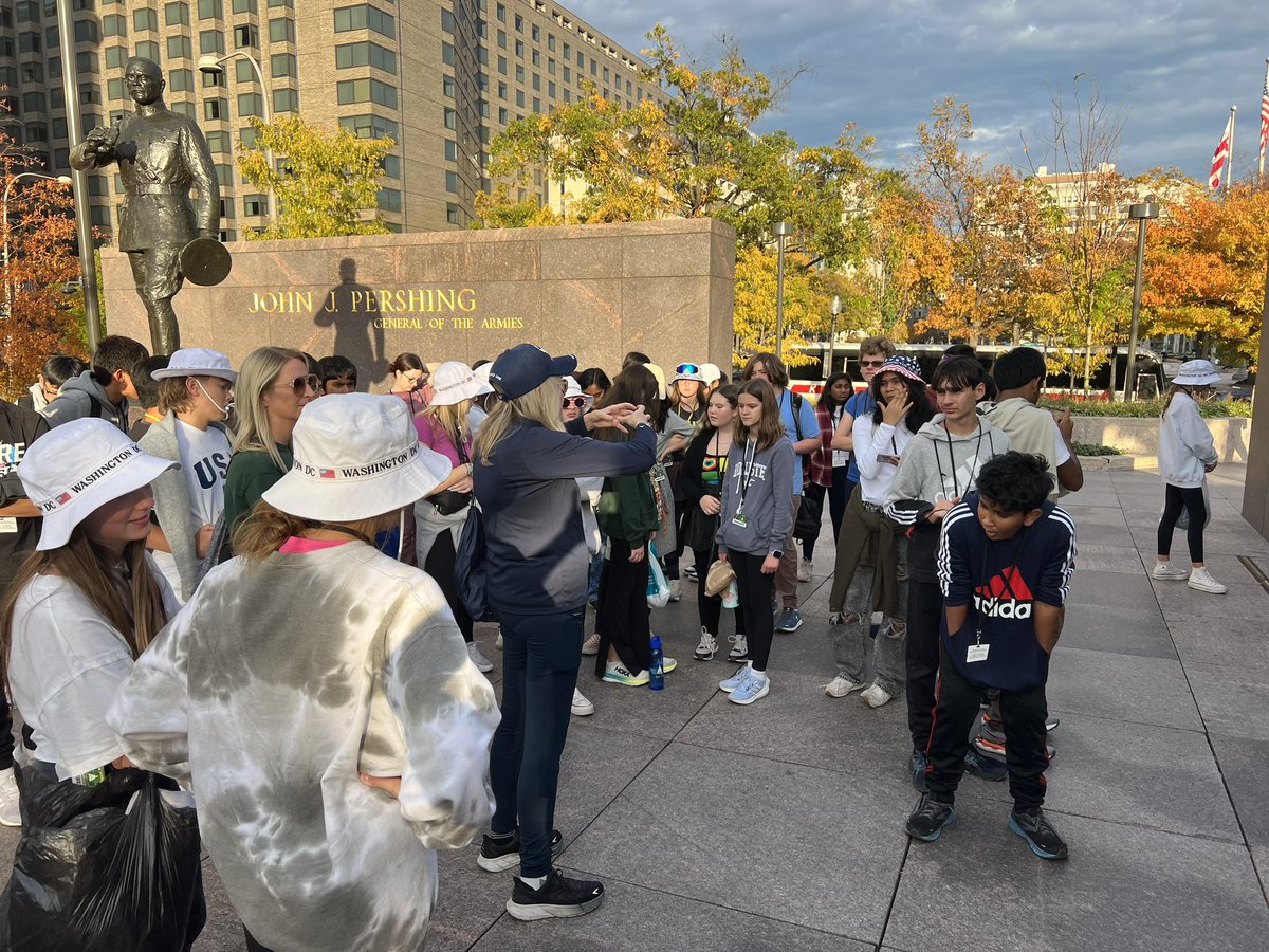 KMSBus2's tweet photo. Quick pit stop at the WW1 memorial to hear some facts about “The Great War” https://t.co/BqNk8FrfwX
