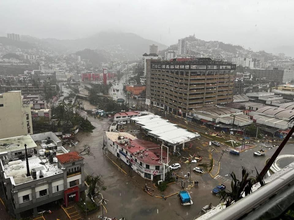 Worldsource24's tweet photo. 🚨#BREAKING: Daylight footage of the destruction of Acapulco, Mexico from Hurricane #Otis https://t.co/zoWHlFVXgW