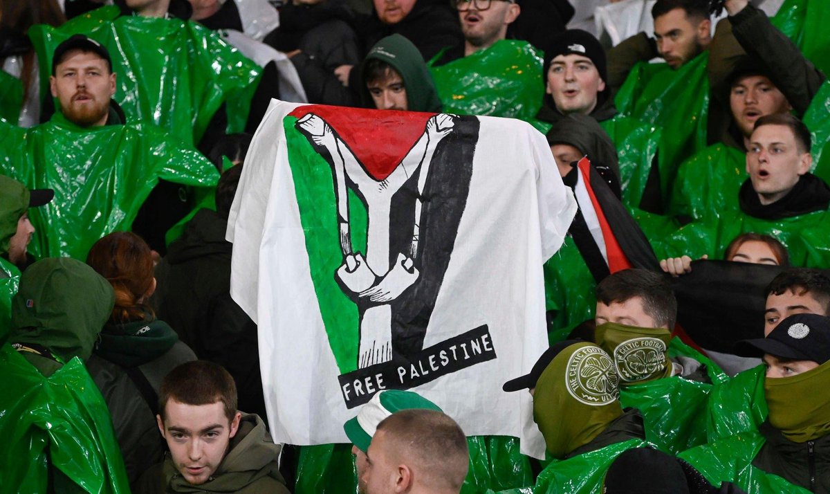 🚨🇵🇸 L'ensemble des supporters du Celtic Glasgow brandissant plusieurs drapeaux palestiniens ce soir face à l'Atletico Madrid en Ligue des Champions, en soutien au pays et au peuple ! 🤯

INCROYABLES IMAGES ! 😲
