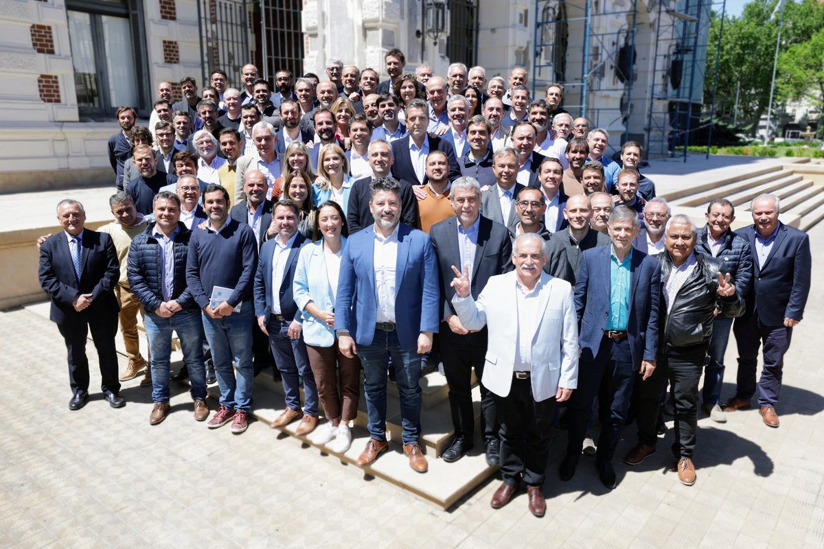 ZamoraJulio's tweet photo. Junto a intendentes e intendentas, nos reunimos con @SergioMassa y @Kicillofok para dialogar sobre las propuestas para 2024. Unidos, en pos de un país mejor con más Salud, Educación y Seguridad, trabajaremos por el triunfo de #MassaPresidente. https://t.co/k0T1YjIBKy