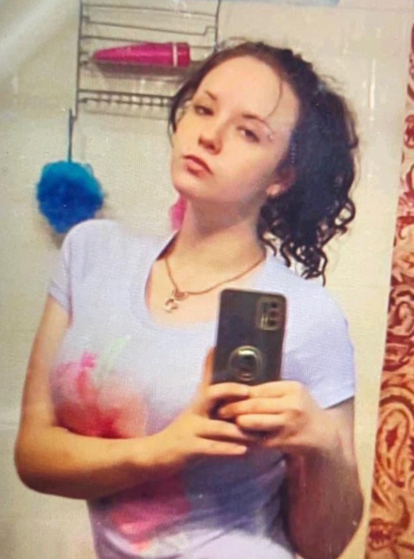 joeimel's tweet photo. @WarrenCoSO is asking for your assistance in locating a missing juvenile, Holly Vaughn.  She was last seen wearing blue jeans, pale grey t-shirt, black and white tennis shoes.  If wearing crocs; pastel/rainbow colored. If seen, contact the WCSO at 270-842-1633. https://t.co/jYGIDECNE1