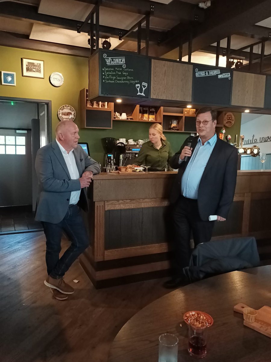 Afscheid genomen van Caspar van den Brandt: na 45 jaar in de zorg waarvan 33 jaar binnen de ambulancezorg nu meer tijd voor je gezin en familie. Heel veel dank voor alles wat je binnen de <a href="/RAVBrabantMWN/">RAV Brabant MWN</a> gedaan hebt, speciaal voor de zorgvragers met onbegrepen gedrag!