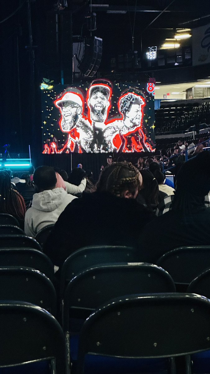 Butterflyy_Chic's tweet photo. @85SouthShow in my city #FlintMI #FliCity the city came out and it was lit 🔥 https://t.co/cpQOJmYG8J