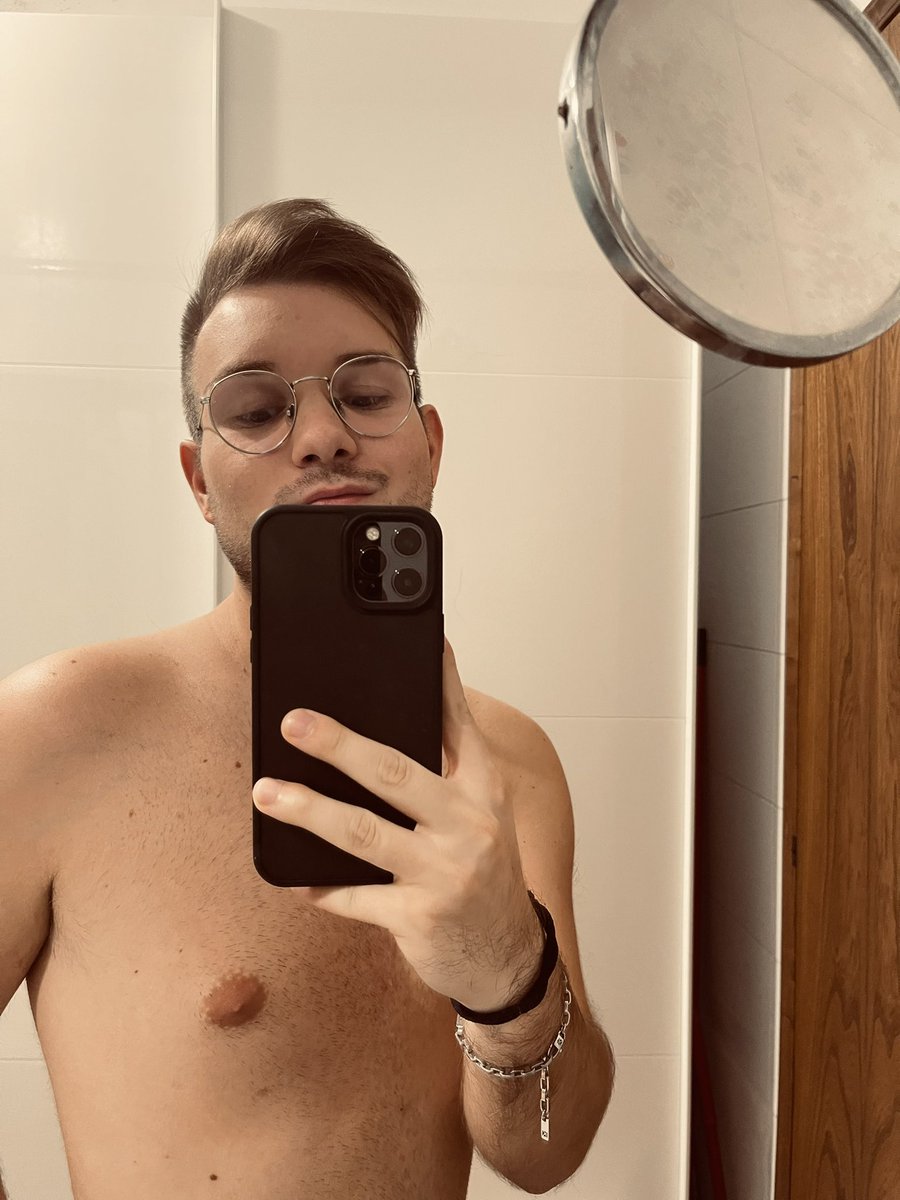 devidcastel20's tweet photo. Selfie post doccia , vi piace? https://t.co/aF98WiJDha