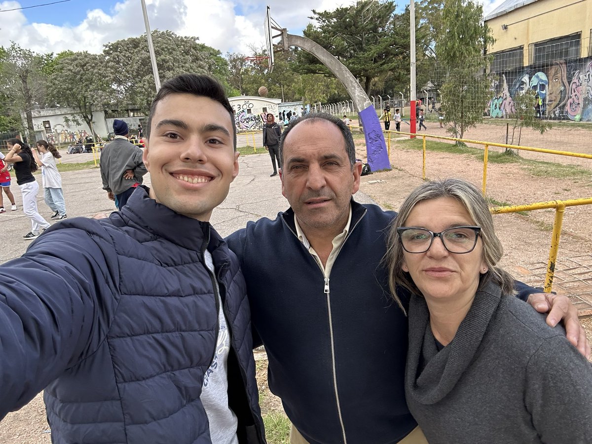 En el marco del “mes de la Salud Mental” junto al CAC Mdeo. de @inau_oficial realizamos la actividad “Equilibradamente Activos” en la Plaza de Deportes N°5. Una actividad para promover el vínculo entre Salud Mental y deporte en adolescentes 🧠🤾 Nos visitó el alcalde @jplopezuy