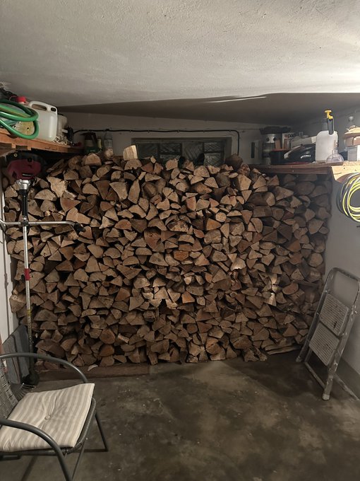 Ich werd alt - ich freu mich &uuml;ber sch&ouml;n gestapeltes Brennholz und entferntes Unkraut 🫥😂 Nur mein R&uuml;cken