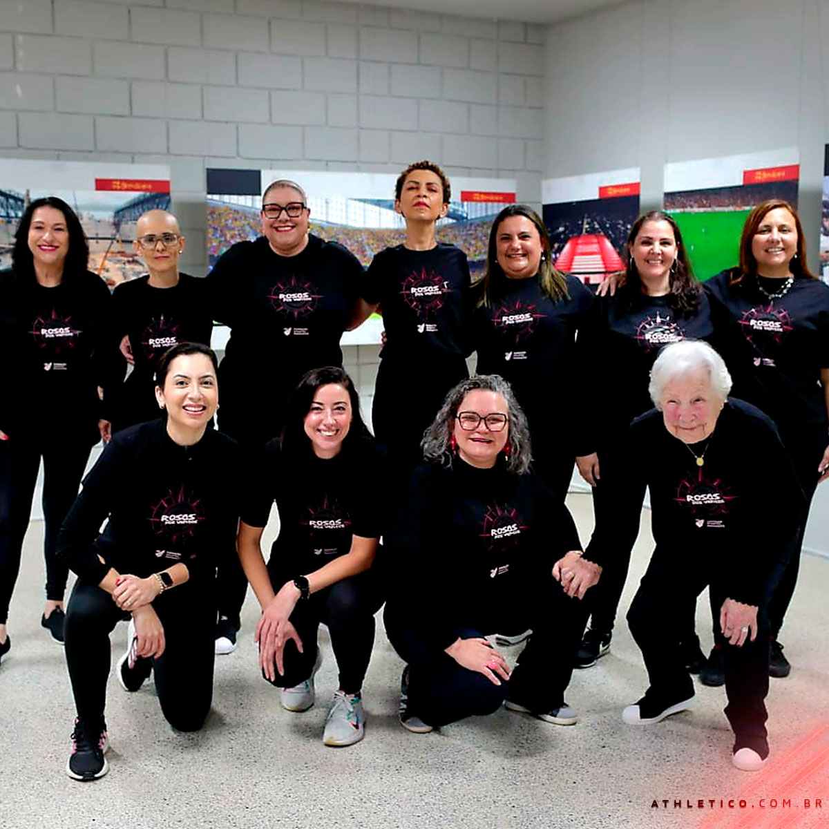 AthleticoPR's tweet image. Hoje é com elas! ❤️🖤 
Em uma ação da @FundacaoCAP, 11 mulheres que lutam ou lutaram contra o câncer de mama entrarão em campo com os nossos jogadores. 

📸 Roberto Souza/athletico.com.br 
#Athletico #FUNCAP