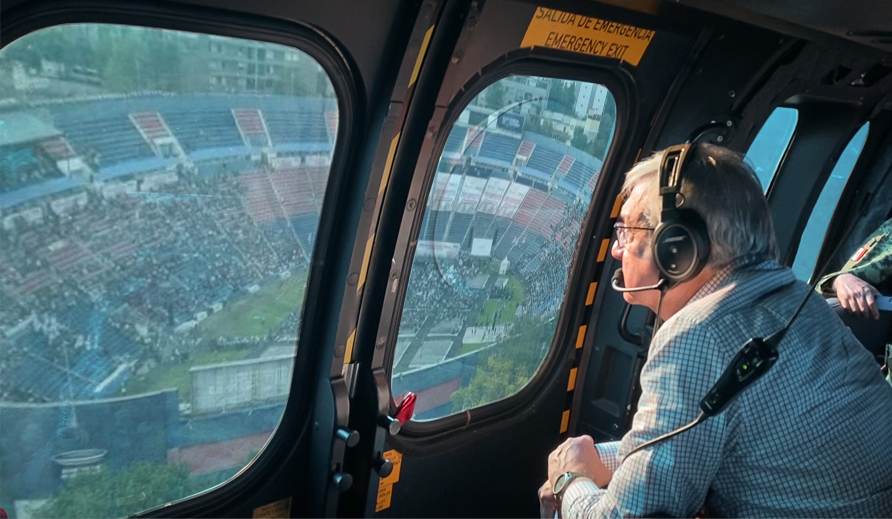 LuisValLe_A's tweet photo. AMLO: Que desolado y abandonado se ve Acapulco después del huracán Otis...
   
-Ese es el estadio azul en el evento de Claudia Señor.
  
-Ah... https://t.co/63gEnSI1tD