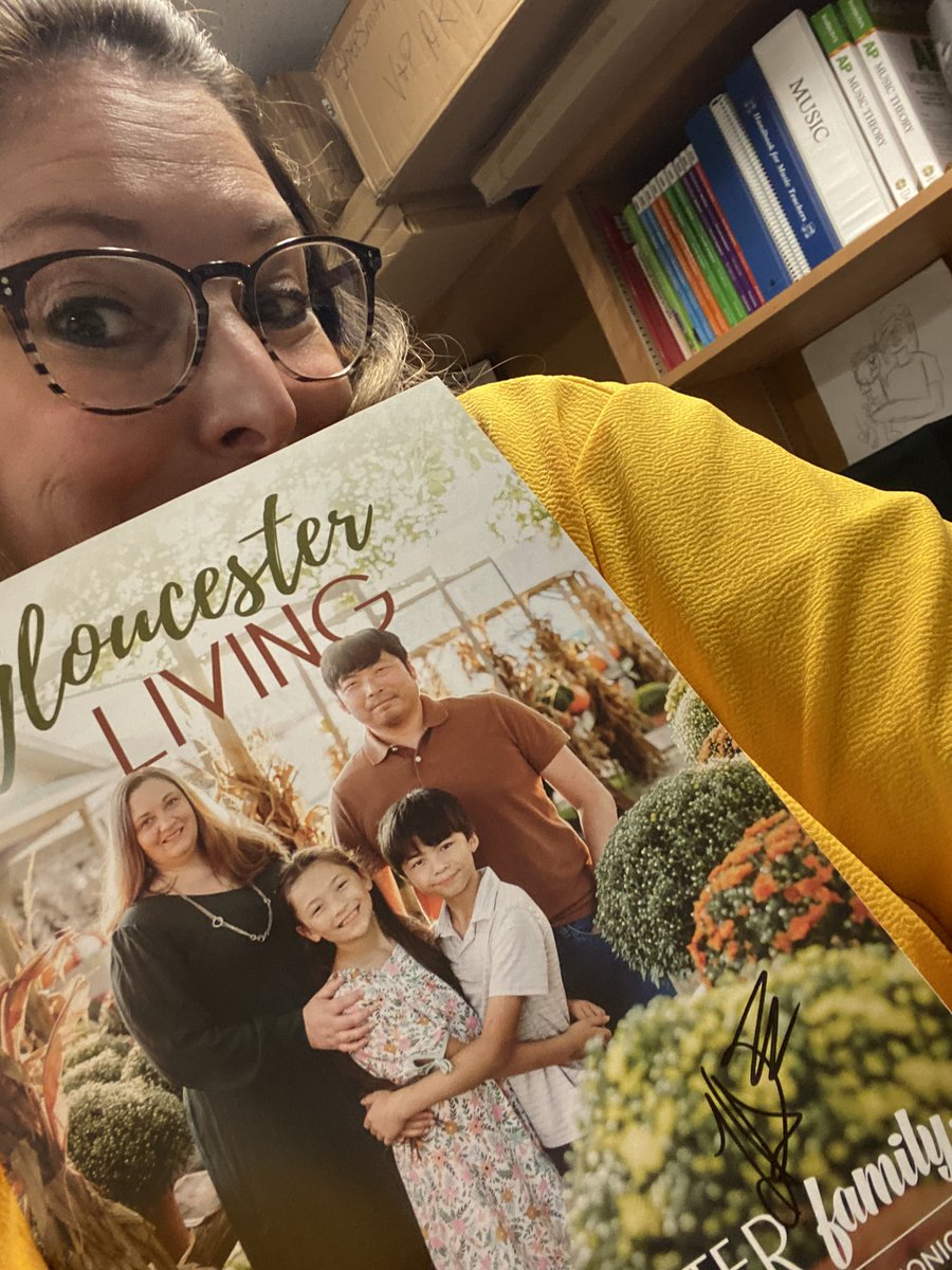 KSheeSmith's tweet image. When your #WsHSMag Dance Teacher is on the cover of a magazine &amp;amp; you get your own signed copy 🥰🤩🥰
My teachers are celebrities y’all 😎

Come join the cool kids at #NNPSArts