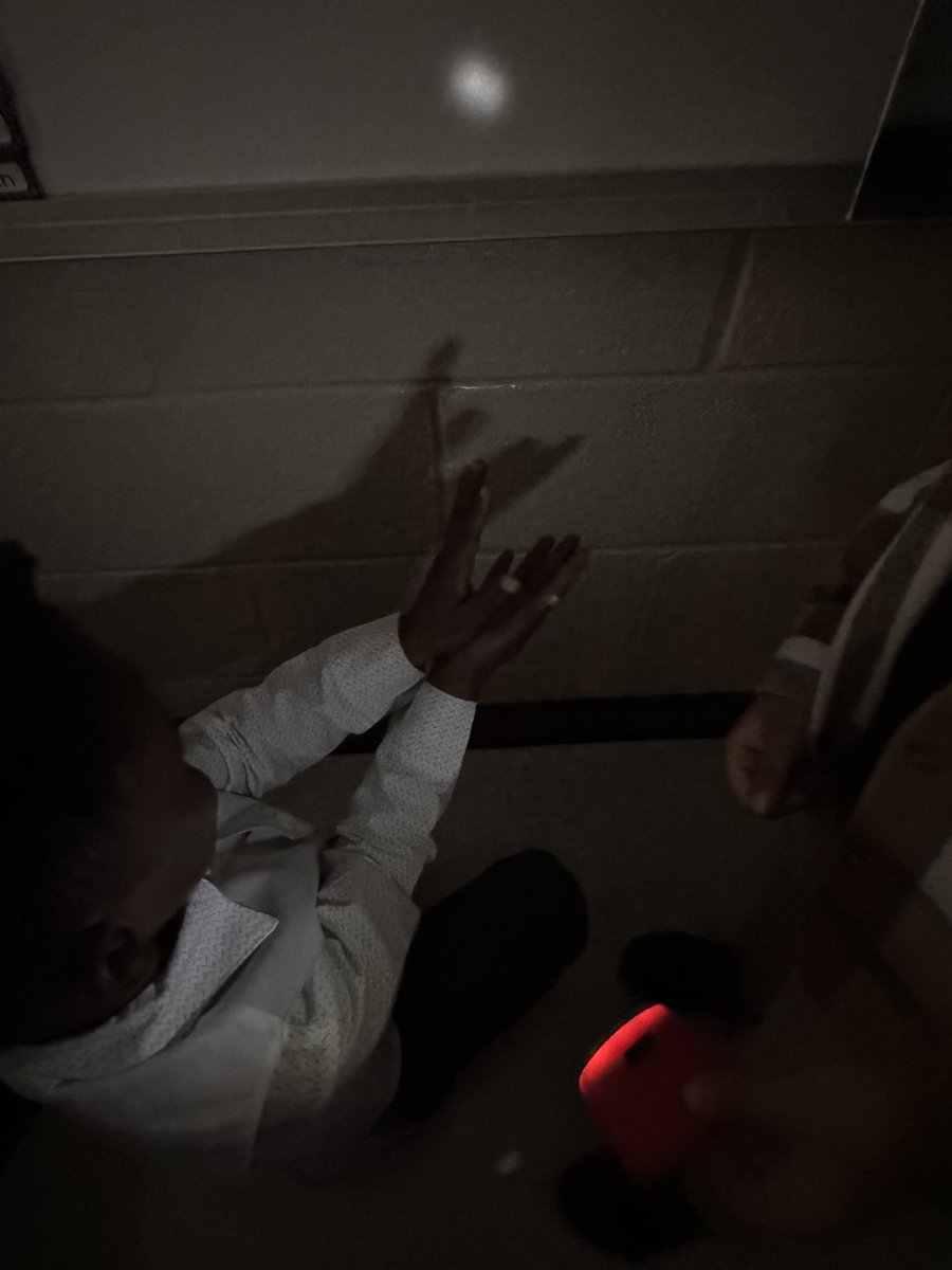 Kait_Dan's tweet image. Exploring light &amp;amp; shadows with flashlights! 
@LaBelleESLions #CobbScience #FirstGrade