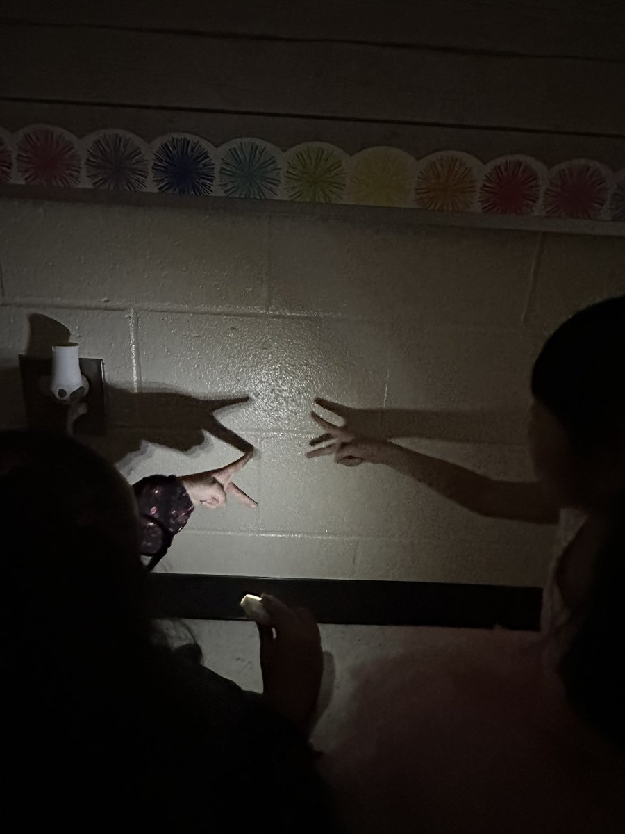 Kait_Dan's tweet image. Exploring light &amp;amp; shadows with flashlights! 
@LaBelleESLions #CobbScience #FirstGrade