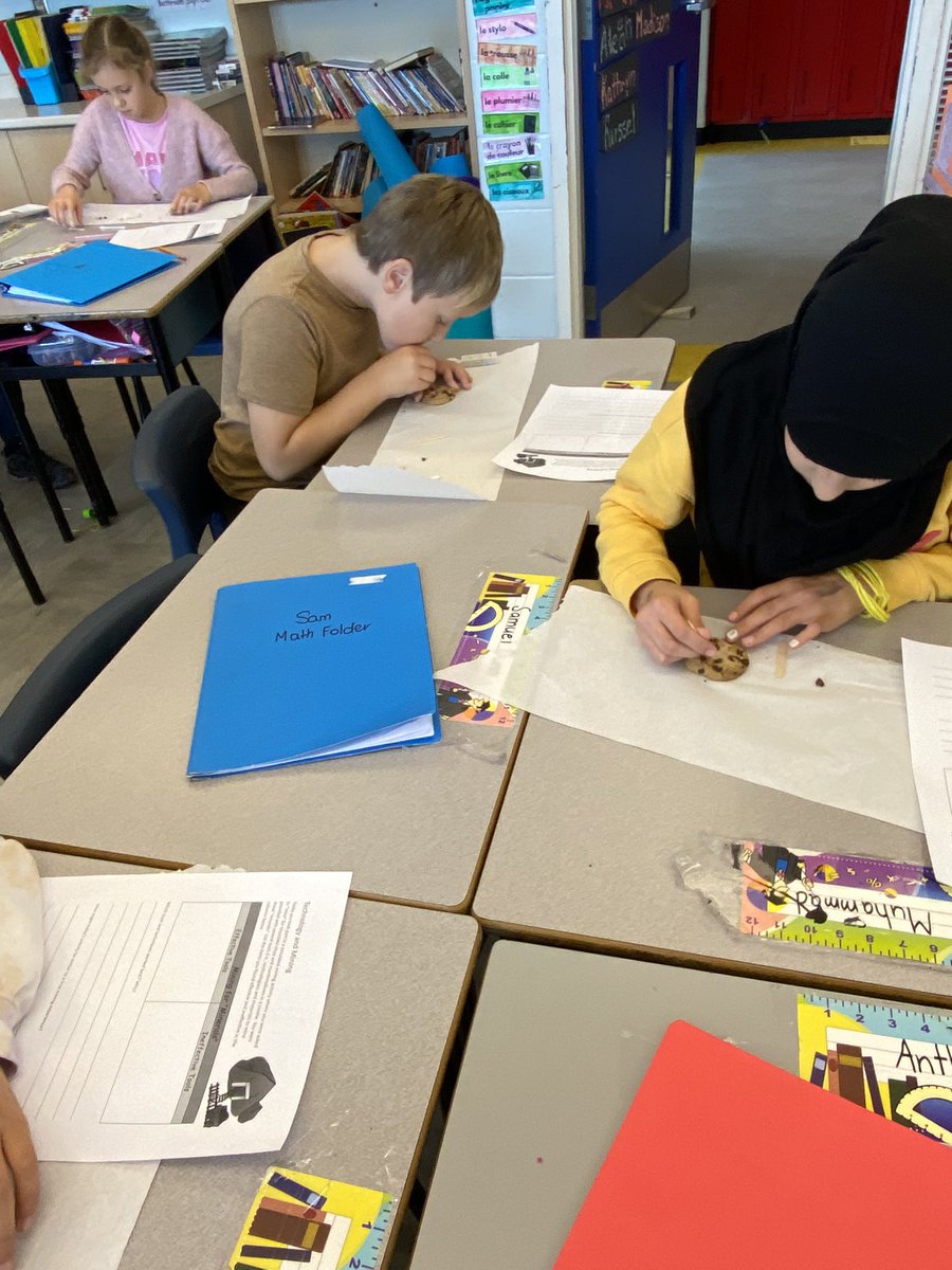 TerriWhiteGr6's tweet image. Cookie Mining! #gr4science #fossils #rocksmineralserosion  @StTeresasSchoo1