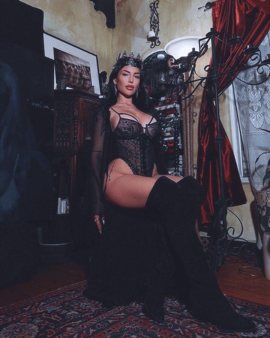 I am the main character 🖤🥀👑 https://t.co/rNUrsAA6E8