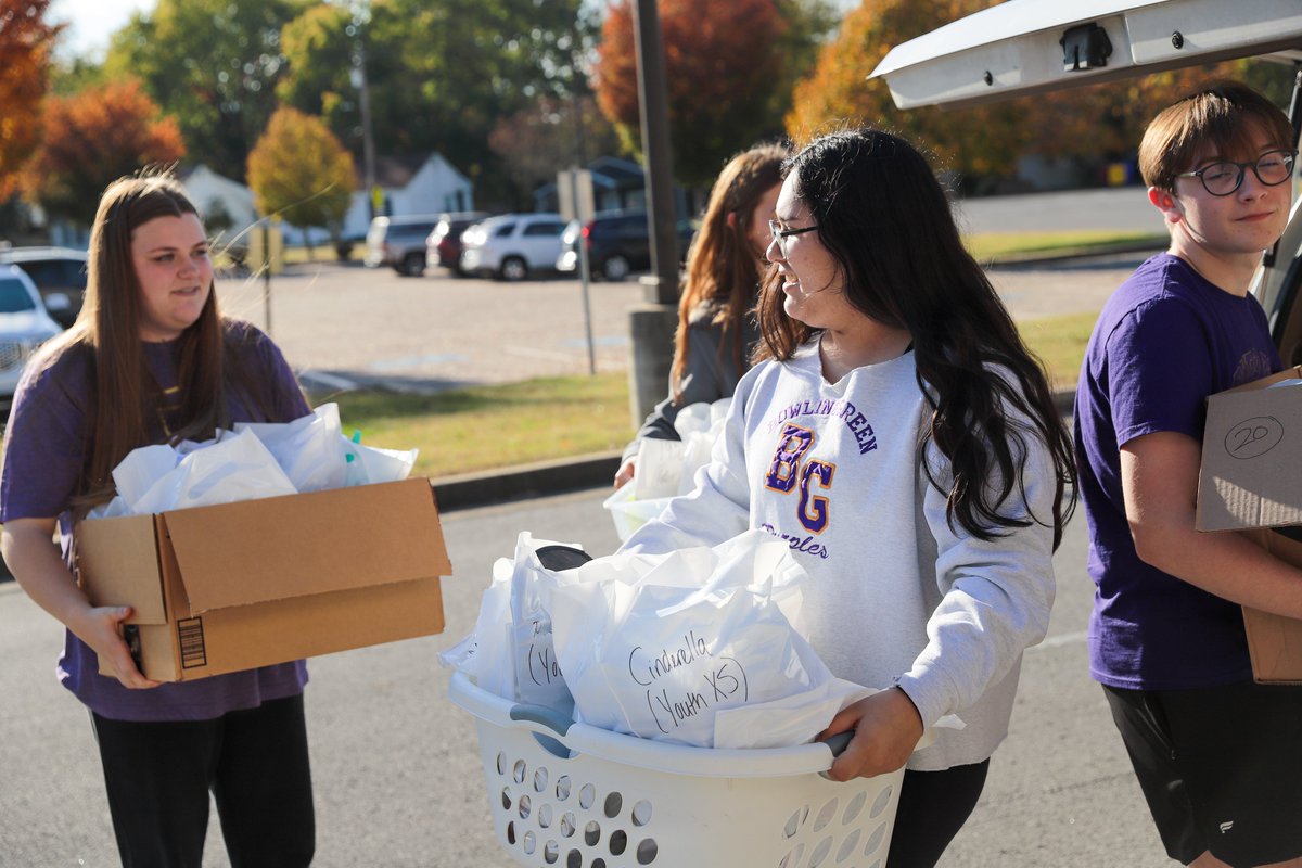 Thanks to 2 organizations for supporting <a href="/dishmanmcginnis/">@dishmanmcginnis</a>  students and families!

The Bowling Green Rotary Club donated 100 pairs of shoes, and the BGHS Beta Club donated over 100 Halloween costumes! Shoes and costumes will be distributed through the FRC.