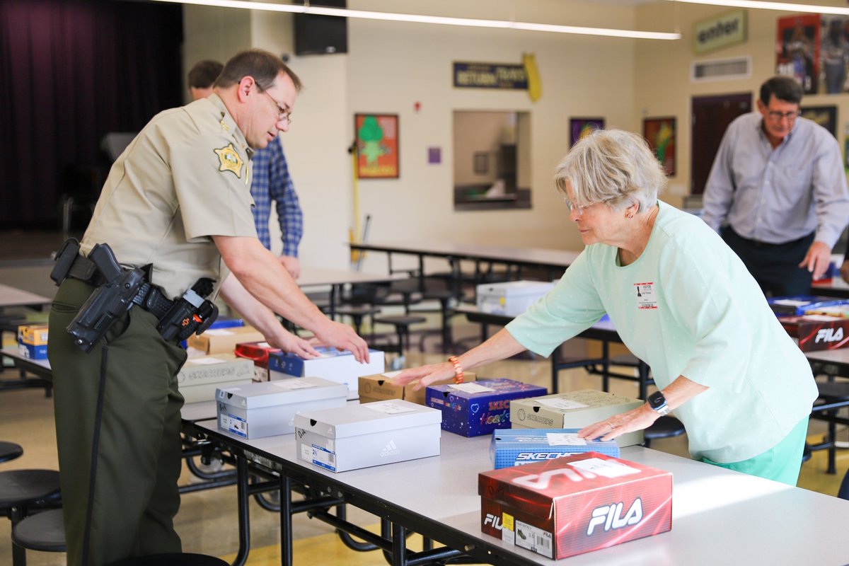 BGISD's tweet photo. Thanks to 2 organizations for supporting @dishmanmcginnis  students and families!

The Bowling Green Rotary Club donated 100 pairs of shoes, and the BGHS Beta Club donated over 100 Halloween costumes! Shoes and costumes will be distributed through the FRC. https://t.co/e7uXXPrxEC