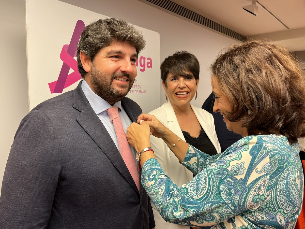 Agradezco de corazón a @AmigaMurcia que me otorgue su ‘Lazo Amiga 2023’, un reconocimiento que asumo como un compromiso más firme si cabe para seguir luchando juntos contra el cáncer de mama. Seguimos avanzando en prevención, detección precoz, tratamientos e investigación.