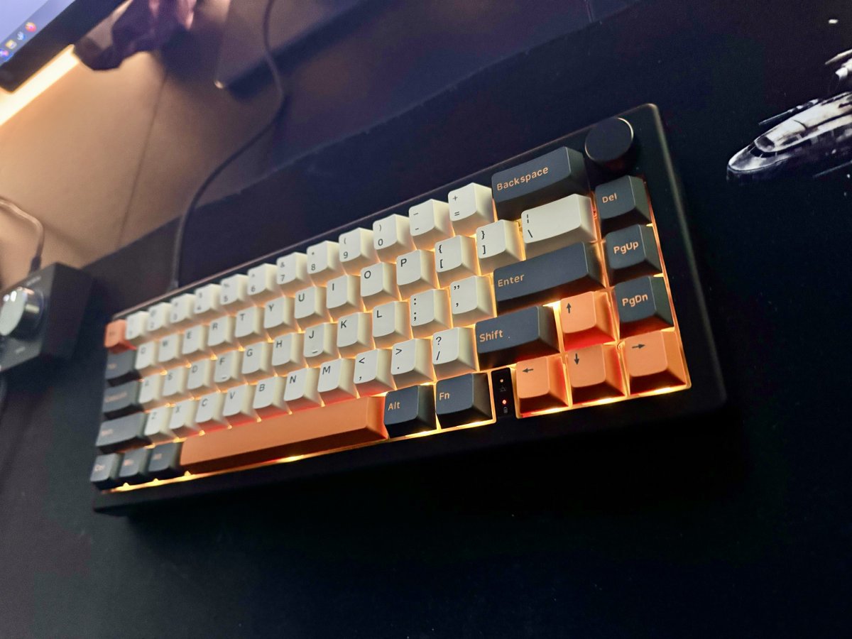 SolDotCreate's tweet image. My first custom keyboard build is done. Happy with this one , but many more to follow.

#keycaps #CustomKeyboard #MechanicalKeyboard #MechKeys #Keebs