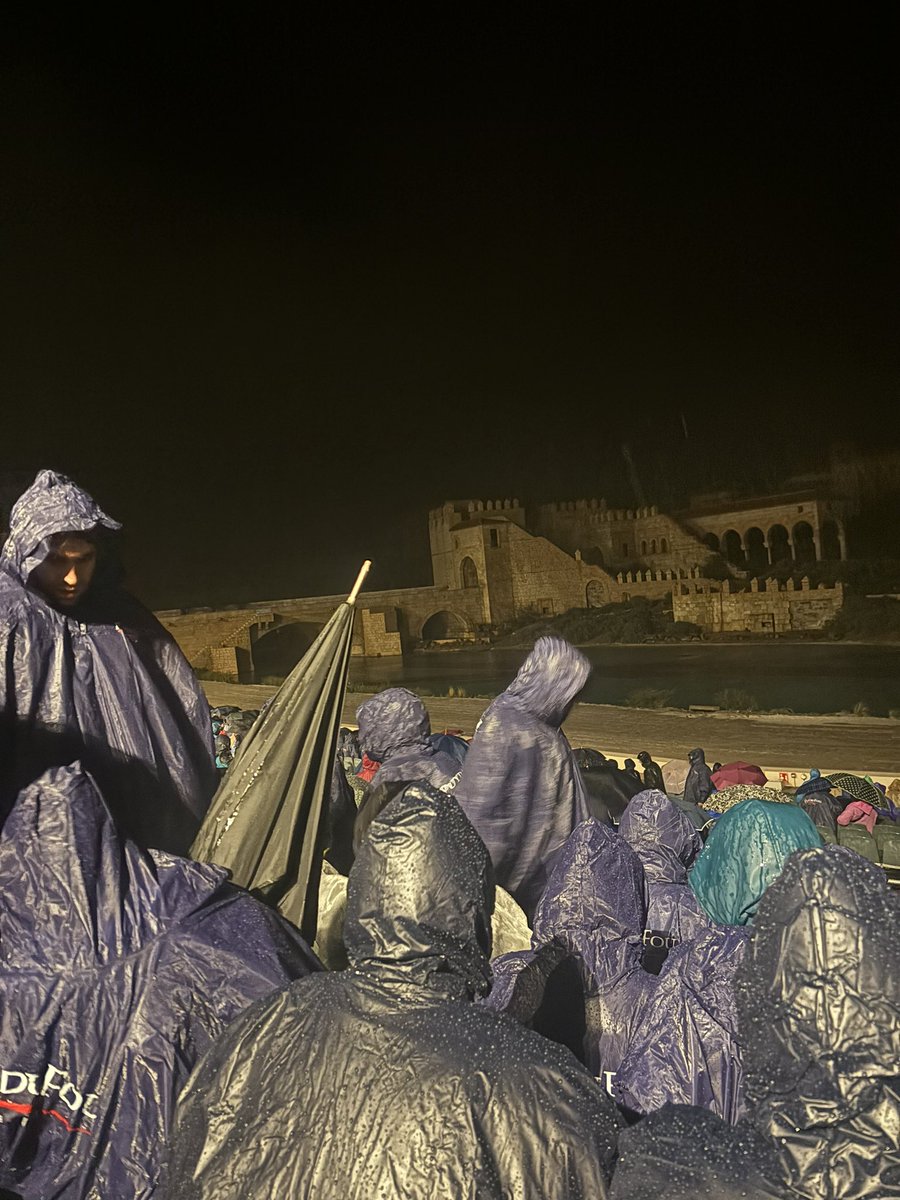 Eduarderius's tweet photo. @PuyduFou_espana Así tuvimos que ver El Sueño de Toledo el día 22/10 por la cantidad de agua que caía…no es de recibo que no reasignen otro día y podamos disfrutar de ese espectáculo con lo que cuestan las entradas @el_pais https://t.co/XSwPH0rvBA