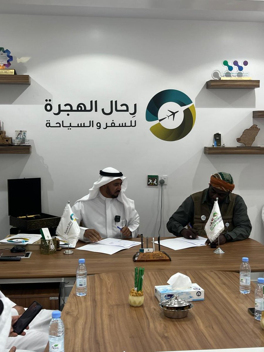 DarAlhijra2030's tweet photo. #نادي_هايكنج_دار_الهجرة بدعوة من #وكالة_رحال_الهجرة بأهداف تعاونية تتمثل بشراكة مجتمعية بين الفريق والوكالة شارك قائد الفريق الكابتن/محمد سنوسي في حفل تدشين مكتب رحال الهجرة السياحي.#المدينة_المنورة #هايكنج #منصة_هاوي #الرياضة_للجميع https://t.co/JyH79TLvxb