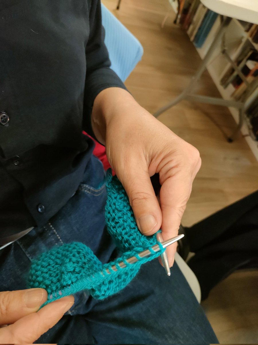 bibliocrecy's tweet photo. Aujourd'hui c'était atelier tricot. Certains sont plus doués que d'autres... 😁☺️ https://t.co/Mc77Agwunh