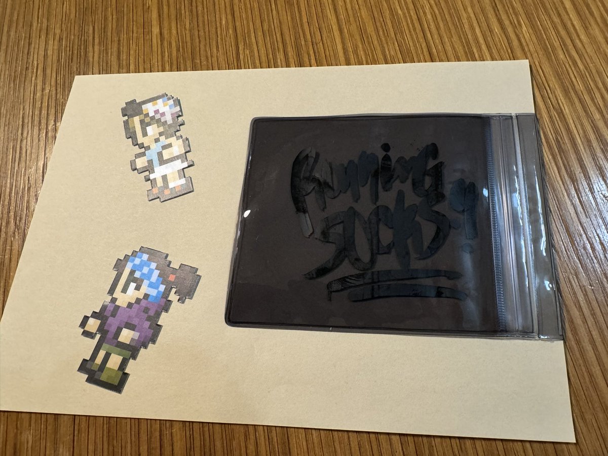 RunningFurufuru's tweet photo. ずっと100均のポリ袋を使ってましたが、ランニング用の財布めっちゃかっこいいの買えました！ステッカーついててテンション上がった😆ケータイあれば困らなくなってきてはいるけど、やっぱ気に入���たものを使う方が楽しい👍

#ランニング #answer4 https://t.co/ENLadtdbsw
