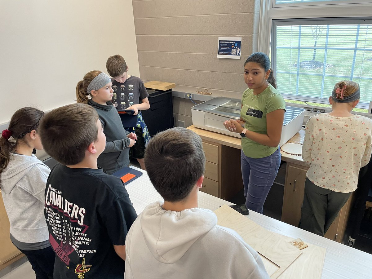 aussieandrew's tweet photo. HHS Makerspace students generously donated their time and expertise at today’s middle school makerspace club meeting. Wonderful mentoring and collaboration! @kingan_hcsd @KristinDages @DrKimCockley #hudmediatech #dreamitmakeit #ExplorerPride https://t.co/pOmFqyPq8g