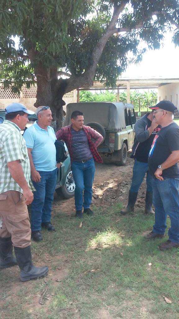 Hoy parte de los integrantes del Grupo PCC UJC Sancti Spiritus realizó visita de trabajo a la UEB Las Terneras perteneciente a la Empresa Agropecuaria Militar Sancti Spiritus se aprovechó el momento para intercambiar con trabajadores de la UEB. #SanctiSpiritusEnMarcha