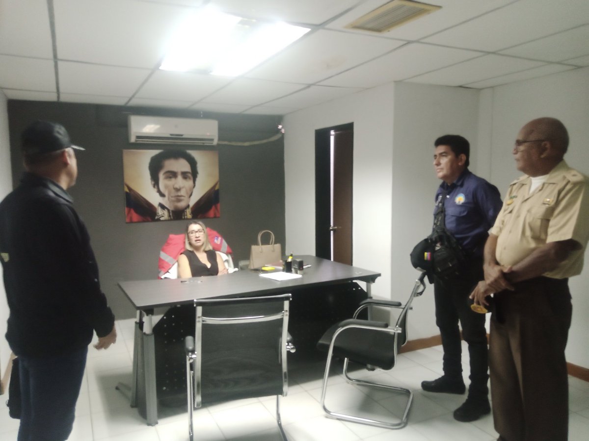 BTT_Carabobo's tweet photo. En la Mañana de hoy #25Oct Oficiales @BTT_Carabobo e Instructores de @Invest_vzlaofic
en compañía del MPPT Carabobo
asistieron a la sede del #INTT #Valencia a una reunión con la  Coordinadora de la Oficina Regional Valencia, en la cuál se tocó el tema de las Infracciones https://t.co/Og5333UGg0