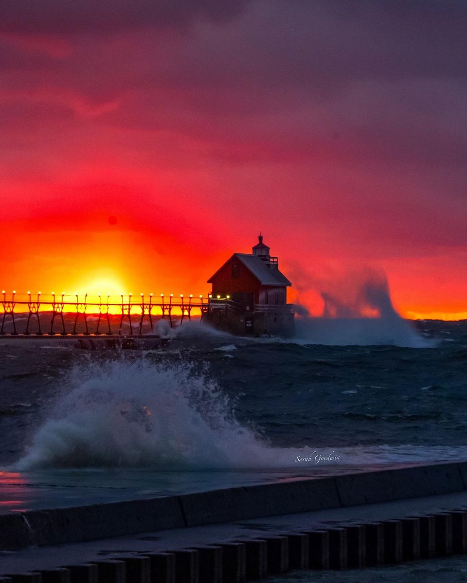 VisitGrandHaven's tweet image. &quot;A sunset is the sun’s fiery kiss to the night.&quot; – Crystal Woods⁠ 🌅 😘
⁠
#FierySky #SunsetSeason #VacationDestination #BeachTown⁠
⁠
📷 : @sg.captures⁠
📍: Grand Haven, MI⁠
🔗: Make your travel plans today! 
visitgrandhaven.com/stay/